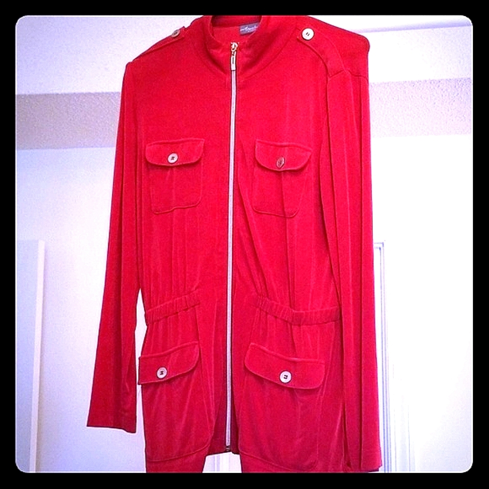 ❤❤Chico's Traveler's Collection red zippered jacket. Size 1 in EUC❤❤